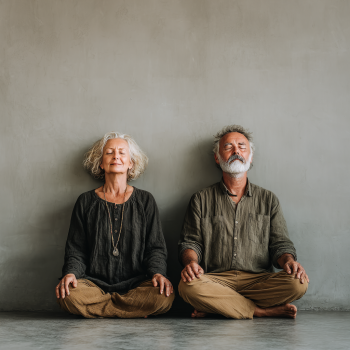 Группа пожилых людей занимается йогой в студии